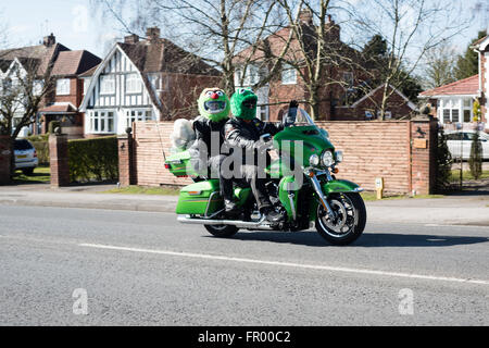 Fiel, Nottinghamshire, UK. 20. März 2016. Hunderte von Bikern erweisen sich für das jährliche Charity Biker Osterei Formular Nottingham Mansfield ausführen. Viele Kaninchen Kostüme und Kostüm gekleidet. Die gespendeten Eizellen haben einen Aufkleber auf sie gelegt sagt: "dieses Ei hat mit den besten Wünschen von den Bikern von Nottinghamshire Easter Egg Run gespendet worden" und wird dann durch die Feuerwehr zu Sure Start Zentren, Kinderheime, Kinder mit besonderen Bedürfnissen und jene Menschen mit Pflegeeltern verteilt werden. Bildnachweis: Ian Francis/Alamy Live-Nachrichten Stockfoto