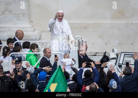 Vatikanstadt, Vatikan. 20. März 2016. Papst Francis verlässt nach der Feier am Palmsonntag Messe in dem Petersplatz im Vatikan, Vatikan am 20. März 2016. Die Feier beginnt mit einer Prozession, gefolgt von den Segen von Palmen und Olivenbäume, die verwendet werden, in Italien, als Symbol für Jesus triumphale Eingang in Jerusalem, während die Palme Niederlassungen zu seinen Füßen gelegt wurden. Bildnachweis: Giuseppe Ciccia/Pacific Press/Alamy Live-Nachrichten Stockfoto