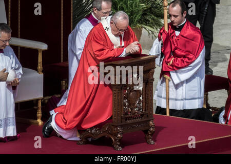 Vatikanstadt, Vatikan. 20. März 2016. Francis Papst betet, wie er am Palmsonntag Masse in dem Petersplatz im Vatikan, Vatikan am 20. März 2016 feiert. Die Feier beginnt mit einer Prozession, gefolgt von den Segen von Palmen und Olivenbäume, die verwendet werden, in Italien, als Symbol für Jesus triumphale Eingang in Jerusalem, während die Palme Niederlassungen zu seinen Füßen gelegt wurden. Bildnachweis: Giuseppe Ciccia/Pacific Press/Alamy Live-Nachrichten Stockfoto