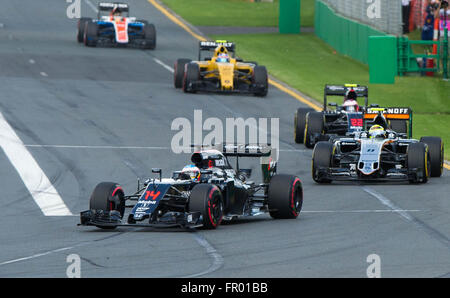 Melbourne, Australien. 20. März 2016. McLaren-Honda Formel1-Fahrer Fernando Alonso (vorne) von Spanien konkurriert in der australischen Formel Eins Grand Prix im Albert Park in Melbourne, Australien, 20. März 2016. Alonso überlebte einen erschreckenden Absturz. © Bai Xue/Xinhua/Alamy Live-Nachrichten Stockfoto