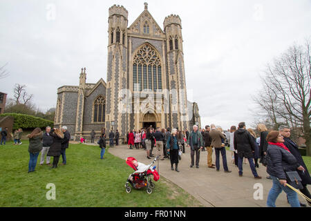 Wimbledon London, UK. 20. März 2016. Katholische Gläubige feiern am Palmsonntag in der Sacred Heart Church in Wimbledon. Palmsonntag ist fest der triumphalen Einzug Jesu in Jerusalem erinnert und findet eine Woche vor Ostern Credit: Amer Ghazzal/Alamy Live-Nachrichten Stockfoto