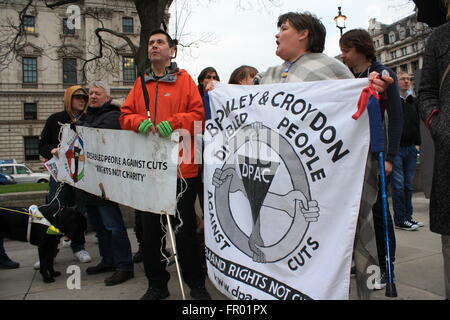 London, UK. 19. März 2016. Demonstranten versammeln sich in Parliament Square, dem Weggang von Iain Duncun Smith, als Minister für das Department of Works und Renten zu feiern. Bildnachweis: Christopher Palmer/Alamy Live-Nachrichten Stockfoto