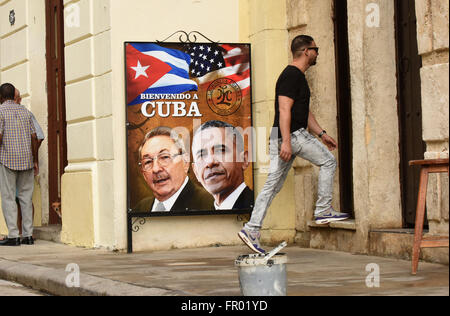 Havanna, Kuba. 20. März 2016. Ein Zeichen in Alt-Havanna am 20. März 2016 mit kubanischer Präsident Raul Castro und US-Präsident Barack Obama begrüßt Obama nach Kuba zu sehen. Obama der historischen Besuch, die heute beginnt, ist der erste von einer Sitzung US-Präsidenten in den 90er Jahren. (Paul Hennessy/Alamy) Stockfoto