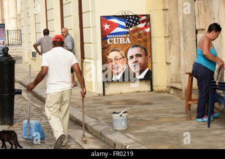 Havanna, Kuba. 20. März 2016. Ein Zeichen in Alt-Havanna am 20. März 2016 mit kubanischer Präsident Raul Castro und US-Präsident Barack Obama begrüßt Obama nach Kuba zu sehen. Obama der historischen Besuch, die heute beginnt, ist der erste von einer Sitzung US-Präsidenten in den 90er Jahren. (Paul Hennessy/Alamy) Stockfoto