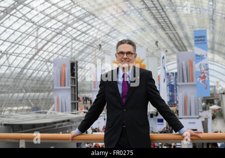 Leipzig, Deutschland. 20. März 2016. Buch-Messe-Direktor Oliver Zille posiert in der Haupthalle der Buchmesse in Leipzig, Deutschland, 20. März 2016. Foto: JENS KALAENE/Dpa/Alamy Live News Stockfoto