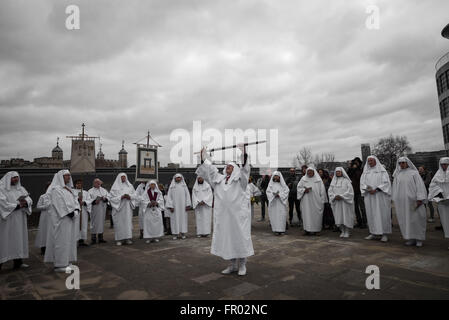 London, UK. 20. März 2016. Druiden feiern Frühling Frühlings-Tagundnachtgleiche am Tower Hill Credit: Guy Corbishley/Alamy Live-Nachrichten Stockfoto