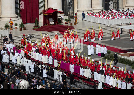 Kardinäle in dem Petersplatz für Palmsonntag Heilige Messe Service Stockfoto