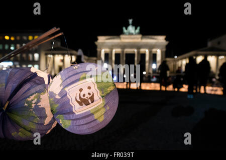 Berlin, Deutschland. 19. März 2016. Beleuchtete Laternen mit dem Logo des World Wildlife Fund (WWF) sind vor dem Brandenburger Tor während der Kampagne-Veranstaltung "Earth Hour" in Berlin, Deutschland, 19. März 2016 abgebildet. Die verschiedenen Sehenswürdigkeiten auf der ganzen Welt wurden während der "Earth Hour" statt der World Wildlife Fund (WWF) auf Klima- und Umweltschutz aufmerksam Lichter aus. Foto: GREGOR FISCHER/Dpa/Alamy Live News Stockfoto