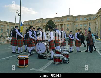 Bukarest, Rumänien. 20. März 2016. Die Thiepval-Denkmal Pipe Band aus Co Donegal in Revolution Sqaure entspannen nach dem Spiel in der St Patriclk-Day-Parade. Bildnachweis: Douglas MacKenzie/Alamy Live-Nachrichten Stockfoto