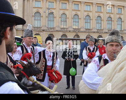 Bukarest, Rumänien. 20. März 2016. Rumänischer Musiker bringen ihren unverkennbaren Stil des Luftmanagement zur St. Patricks Day Parade. Warum spielen die Bodhran, wenn man die ganze Ziege spielen kann? Bildnachweis: Douglas MacKenzie/Alamy Live-Nachrichten Stockfoto