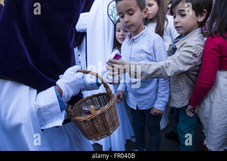 Sevilla, Spanien. 20. März 2016. Ein Büßer der Bruderschaft namens '' La Estrella'' Aktien Bonbons während der Parade zur Kathedrale am Sonntag der Palmen, genannt Tag Domingo de Ramos in spanischer Sprache. © Daniel Gonzalez Acuna/ZUMA Draht/Alamy Live-Nachrichten Stockfoto