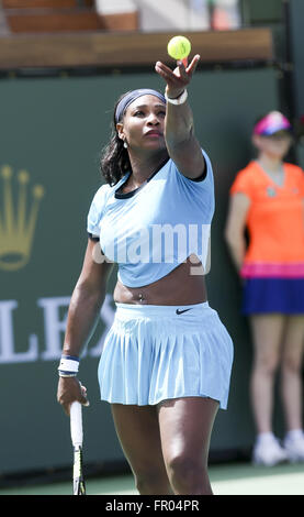 Los Angeles, Kalifornien, USA. 8. Januar 2016. Serena Williams der Vereinigten Staaten in Aktionen gegen Victoria Azarenka von Belarus während der Herren-Einzel Finale Spiel des BNP Paribas Open Tennis-Turnier am Sonntag, 20. März 2016 in Indian Wells, Kalifornien. Nadal gewann 6-4, 6-4. © Ringo Chiu/ZUMA Draht/Alamy Live-Nachrichten Stockfoto