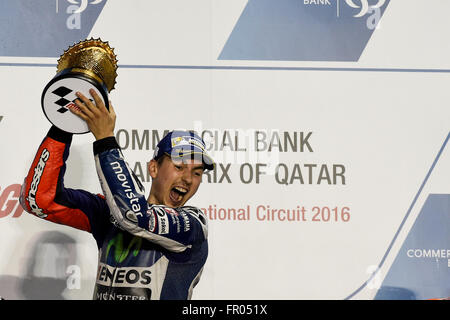 Losail International Circuit, Doha, Katar. 20. März 2016. Commercial Bank Grand Prix von Katar. Jorge Lorenzo mit dem Pokal für den 1. Platz des Podiums. Bildnachweis: Aktion Plus Sport/Alamy Live-Nachrichten Stockfoto