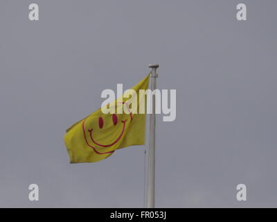 London, Großbritannien. 20. März, 2016. Somerset House wirft utopischen Flagge für ein Jahr, nach Künstler Jeremy Deller erstellt und Designer Fraser Muggeridge. In der Feier des 500. Geburtstags von Thomas More's 1516 Text, der 'Smiley Face" Design ist ein Teil eines umfassenderen Identität enthält eine überarbeitete Version von mehr Utopische Alphabet. 20. März 2016, London, UK Stockfoto