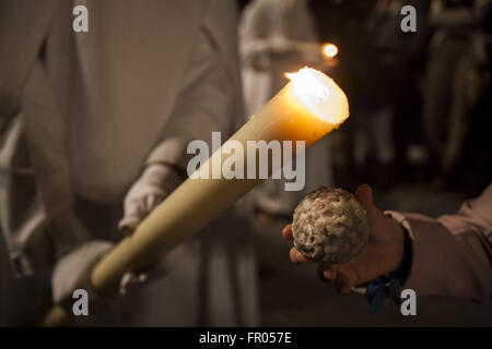 Sevilla, Spanien. 20. März 2016. Ein Büßer der Bruderschaft namens '' La Paz'' Aktien Wachs mit einem Kind während der Parade zur Kathedrale am Sonntag der Palmen genannt Tag Domingo de Ramos in spanischer Sprache. © Daniel Gonzalez Acuna/ZUMA Draht/Alamy Live-Nachrichten Stockfoto