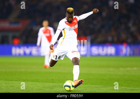 Paris, Frankreich. 20. März 2016. Französischen Liga 1 Fußball. Paris Saint-Germain gegen Monaco. Tiemoue Bakayoko (Monaco) mit einem Schuss aufs Tor Credit: Action Plus Sport/Alamy Live News Stockfoto