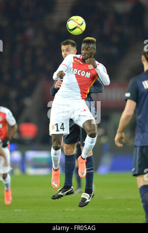 Paris, Frankreich. 20. März 2016. Französischen Liga 1 Fußball. Paris Saint-Germain gegen Monaco. TIEMOUE BAKAYOKO (Mo) gewinnt den Header Credit: Action Plus Sport/Alamy Live News Stockfoto