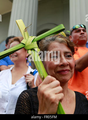 San Jose, Costa Rica. 20. März 2016. Eine Frau hält einen Zweig des Palm anlässlich der Palmsonntag, im Rahmen der Karwoche, in Metropolitan Cathedral of San Jose, Hauptstadt von Costa Rica, am 20. März 2016. © Kent Gilbert/Xinhua/Alamy Live-Nachrichten Stockfoto