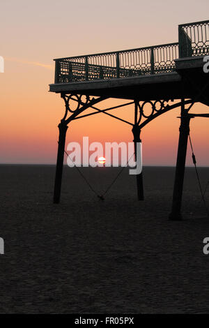 St. Annes - on - Sea, Lancashire, Großbritannien, 20. März 2016 die Sonnenuntergänge unter St. Annes auf See Pier in Lancashire Credit: David Billinge/Alamy Live News Stockfoto