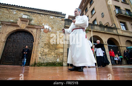 Oviedo, Spanien. 20. März 2016. Ein Priester mit einem Botafumeiro während der Prozession der "La Borriquita" am Palmsonntag, das triumphalen Einzug Jesu in Jerusalem, am 20. März 2016 in Oviedo, Spanien erinnert. Bildnachweis: David Gato/Alamy Live-Nachrichten Stockfoto