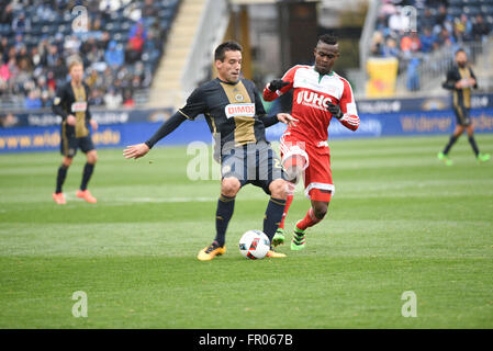 Chester, Pennsylvania, USA. 20. März 2016. GERSHON KOFFIE (7) der Revolution bekämpft IILSINHO (25) der Union, denn der Ball während des Spiels DenkspielDas am Talen-Energie-Stadion in Chester Pa Credit gespielt wurde: Ricky Fitchett/ZUMA Draht/Alamy Live News Stockfoto