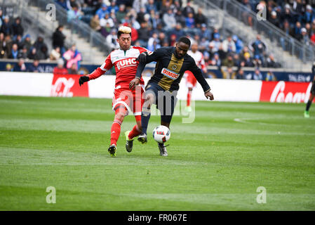 Chester, Pennsylvania, USA. 20. März 2016. LEE NGUYEN (24) der Revolution kämpft WARREN CREAVALLE (2) der Union, denn der Ball während des Spiels DenkspielDas am Talen-Energie-Stadion in Chester Pa Credit gespielt wurde: Ricky Fitchett/ZUMA Draht/Alamy Live News Stockfoto