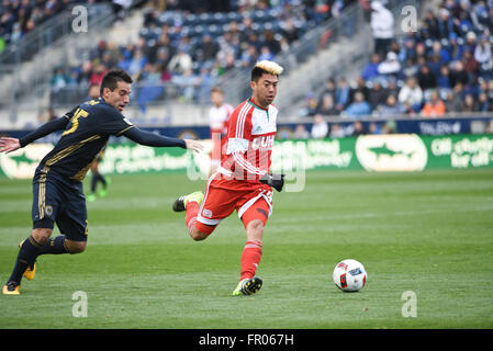 Chester, Pennsylvania, USA. 20. März 2016. LEE NGUYEN (24) der Revolution bekämpft IISINHO (25) der Union, denn der Ball während des Spiels DenkspielDas am Talen-Energie-Stadion in Chester Pa Credit gespielt wurde: Ricky Fitchett/ZUMA Draht/Alamy Live News Stockfoto