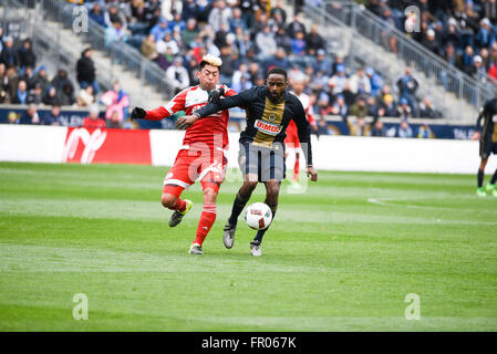 Chester, Pennsylvania, USA. 20. März 2016. LEE NGUYEN (24) der Revolution kämpft WARREN CREAVALLE (2) der Union, denn der Ball während des Spiels DenkspielDas am Talen-Energie-Stadion in Chester Pa Credit gespielt wurde: Ricky Fitchett/ZUMA Draht/Alamy Live News Stockfoto