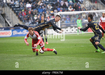 Chester, Pennsylvania, USA. 20. März 2016. SCOTT CALDWELL (6) der Revolution Reisen bis KEEGAN ROSENBERRY (12) der Union, wie sie für den Ball während des Spiels kämpfen am Talen-Energie-Stadion in Chester Pa Credit gespielt wurde: Ricky Fitchett/ZUMA Draht/Alamy Live News Stockfoto