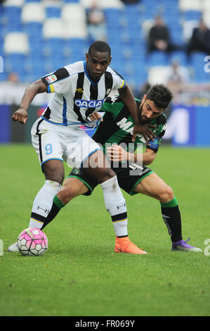 Reggio Emilia, Italien. 20. März 2016. Duván Esteban Zapata Banguero Udinese nach vorne und die kolumbianische Staatsangehörigkeit und Francesco Magnanelli Sassuolos Mittelfeldspieler während der Fußball-Serie A-match zwischen uns Sassuolo Calcio und Udinese Calcio Mapei-Stadion in Reggio Emilia. © Massimo Morelli/Pacific Press/Alamy Live-Nachrichten Stockfoto