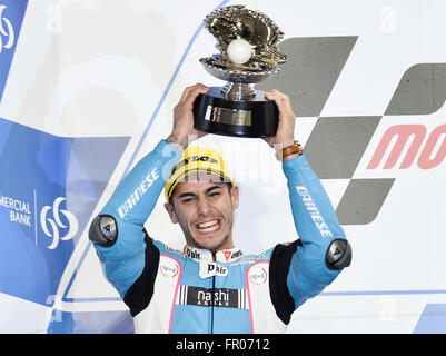 Doha, Katar. 20. März 2016. Spanische Moto2-Fahrer Luis Salom von SAG-Team hält seine Trophäe auf dem Podium Vergabe nach gewann den zweiten Platz der Moto2 im Finale des Grand Prix von Katar auf dem Losail International Circuit in Doha, Katar, 20. März 2016. Bildnachweis: Nikku/Xinhua/Alamy Live-Nachrichten Stockfoto