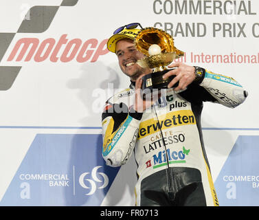 Doha, Katar. 20. März 2016. Schweizer Moto2-Pilot Thomas Lüthi von der Garage Plus Interwetten-Team hält seine Trophäe auf dem Podium Vergabe nach dem Gewinn der Moto2-Rennen des Grand Prix von Katar auf dem Losail International Circuit in Doha, Katar, 20. März 2016. Bildnachweis: Nikku/Xinhua/Alamy Live-Nachrichten Stockfoto