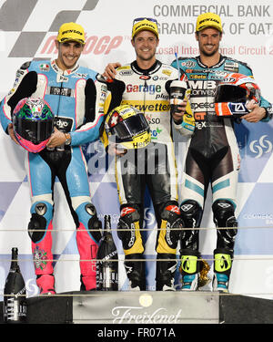 Doha, Katar. 20. März 2016. Der Champion Schweizer Moto2-Fahrer Thomas Luthi (C) von der Garage Plus Interwetten-Team, der Zweitplatzierte Spanisch Moto2-Fahrer Luis Salom (L) von der SAG-Team und Drittplatzierten italienische Moto2-Fahrer Mattia Pasini (R) vom Italtrans Racing Team stellen auf dem Podium Vergabe nach dem letzten Moto2-Rennen des Grand Prix von Katar auf dem Losail International Circuit in Doha, Katar , 20. März 2016. Bildnachweis: Nikku/Xinhua/Alamy Live-Nachrichten Stockfoto