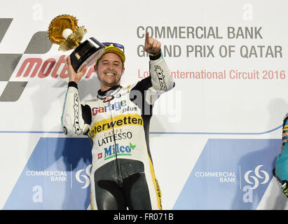 Doha, Katar. 20. März 2016. Schweizer Moto2-Pilot Thomas Lüthi von der Garage Plus Interwetten-Team hält seine Trophäe auf dem Podium Vergabe nach dem Gewinn der Moto2-Rennen des Grand Prix von Katar auf dem Losail International Circuit in Doha, Katar, 20. März 2016. Bildnachweis: Nikku/Xinhua/Alamy Live-Nachrichten Stockfoto