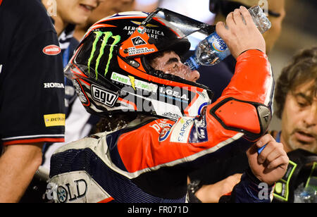 Doha, Katar. 20. März 2016. Italienische Moto3 Fahrer Niccolo Antonelli Ongetta-Rivacold-Team feiert nach dem Sieg der Moto3-Finale des Grand Prix von Katar auf dem Losail International Circuit in Doha, Katar, 20. März 2016. Bildnachweis: Nikku/Xinhua/Alamy Live-Nachrichten Stockfoto