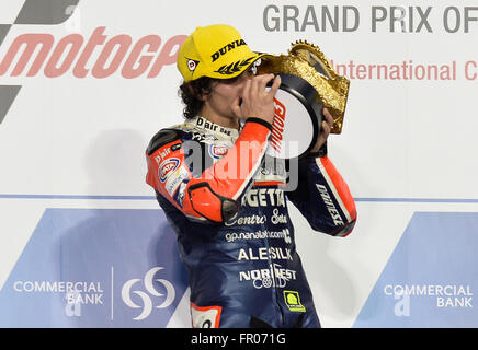 Doha, Katar. 20. März 2016. Italienischen Moto3 Fahrer Niccolo Antonelli des Teams Ongetta-Rivacold küsst seine Trophäe auf dem Podium Vergabe nach dem Gewinn der Moto3-Finale des Grand Prix von Katar auf dem Losail International Circuit in Doha, Katar, 20. März 2016. Bildnachweis: Nikku/Xinhua/Alamy Live-Nachrichten Stockfoto