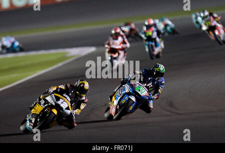 Doha, Katar. 20. März 2016. Der Champion Schweizer Moto2-Fahrer Thomas Luthi (C) von der Garage Plus Interwetten-Team, der Zweitplatzierte Spanisch Moto2-Fahrer Luis Salom (L) von der SAG-Team und Drittplatzierten italienische Moto2-Fahrer Mattia Pasini (R) vom Italtrans Racing Team stellen auf dem Podium Vergabe nach dem letzten Moto2-Rennen des Grand Prix von Katar auf dem Losail International Circuit in Doha, Katar , 20. März 2016. Bildnachweis: Nikku/Xinhua/Alamy Live-Nachrichten Stockfoto