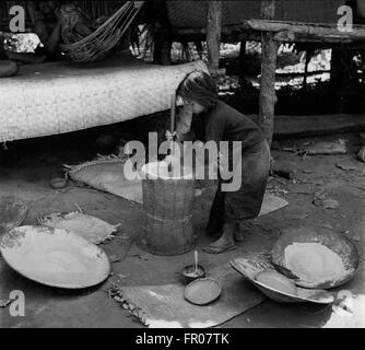 1962 - auch die Kinder helfen mit Gold Mining In Kambodscha: Ein kleines Mädchen Pfund Armee an die goldhaltigen Gestein, das ihre Eltern zurück ins Dorf zu bringen. Jeder sucht nach Gold In Kambodscha: In Kambodscha indochinesischen Zustand, trotz der Wippe politische Situationen, die das Land seit dem Krieg zerrissen haben die einheimischen Dorfbewohner selten ihre Vorliebe für gold Jagd verloren haben. In den Walddörfern, wie Phnom Luong hilft fast jeden Mann Frau und Kind in der ständigen Suche nach dem Reich Mineral. Die Menschen in den Bereichen gold brach von am-Schäkel Dörfer und ein Anspruch, eine Stockfoto