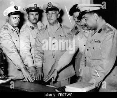 1952 - zwölf Angeklagte Verschwörung bei Cairo. Angebliche Verschwörung, Präsident Nasser zu töten. Zwölf Personen stehen vor Gericht in Kairo - der Versuch, das Regime zu stürzen und um Oberst Nasser ermorden angeklagt. Sie werden auch zu kostenlosen ehemaliger Präsident General Neguib aus dem Hausarrest und ernennen ihn Präsident - Planung und auch plant, den Suezkanal zu de-verstaatlichen, beschuldigt. Keystone-Fotoshows: - Mitglieder das oberste Militärgericht - unter der Leitung von General Mohamed Fuad El Digwy - Eid - bei Eröffnung des Verfahrens in Kairo. © Keystone Bilder USA/ZUMAPRESS.com/Alamy Live-Nachrichten Stockfoto