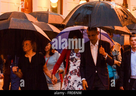 Havanna. 20. März 2016. US-Präsident Barack Obama und seine Frau Michelle Obama besichtigen Sie die Altstadt von Havanna 20. März 2016. Barack Obama kam in Havanna am Sonntag für einen dreitägigen, historischen Besuch in Kuba. Bildnachweis: Str/Xinhua/Alamy Live-Nachrichten Stockfoto