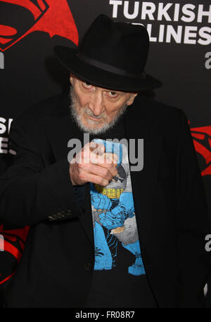 New York, New York, USA. 20. März 2016. Legendäre Comic-Autor und Graphic Novels, FRANK MILLER die New Yorker Premiere von besucht "Batman V Superman: Dawn of Justice" in der Radio City Music Hall statt. Bildnachweis: Nancy Kaszerman/ZUMA Draht/Alamy Live-Nachrichten Stockfoto
