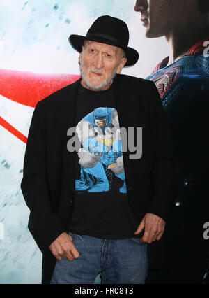 New York, New York, USA. 20. März 2016. Legendäre Comic-Autor und Graphic Novels, FRANK MILLER die New Yorker Premiere von besucht "Batman V Superman: Dawn of Justice" in der Radio City Music Hall statt. Bildnachweis: Nancy Kaszerman/ZUMA Draht/Alamy Live-Nachrichten Stockfoto