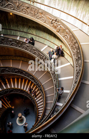 Rom, Italien - 2. März 2016: Draufsicht des berühmten Treppen mit runden Form im Vatikanischen Museum. Stockfoto