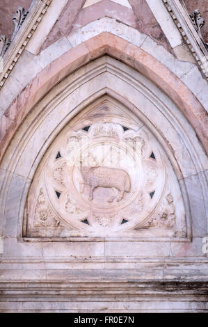 Agnus Dei tragen eine christliche Flagge, Cattedrale di Santa Maria del Fiore (Kathedrale der Heiligen Maria der Blume), Florenz Stockfoto