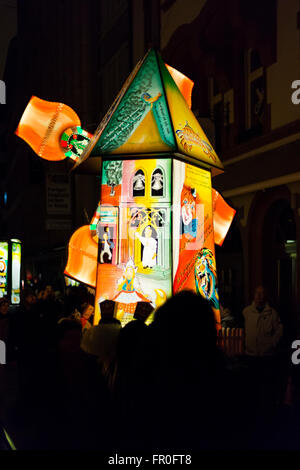 Eines der wichtigsten Laternen einer Basel-Karneval-Gruppe, beleuchtet während der Parade am Montag Morgen 04:00 (Basler Fasnacht 2016) Stockfoto