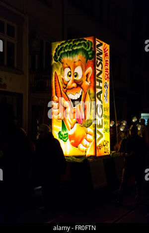 Eines der wichtigsten Laternen einer Basel-Karneval-Gruppe, beleuchtet während der Parade am Montag Morgen 04:00 (Basler Fasnacht 2016) Stockfoto