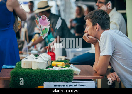 Moskau - 22. August 2015: beliebte Hipster-Veranstaltung namens Designmarkt Le Picknick fand bei Dewars Kraftpaket und versammelten sich junge Designer und Künstler Stockfoto