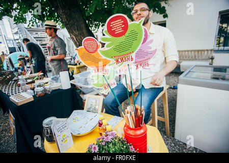 Moskau - 22. August 2015: beliebte Hipster-Veranstaltung namens Designmarkt Le Picknick fand bei Dewars Kraftpaket und versammelten sich junge Designer und Künstler Stockfoto