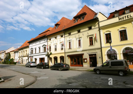 Levoca, PRESOV, Slowakei - 1. Mai 2014: Straße mit alten historischen Gebäuden in der Stadt Levoca, Slowakei. Stockfoto