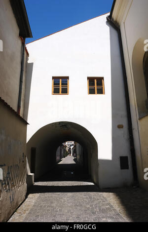 KOSICE, Slowakei-1. Mai 2014: alte Bogen und kleine Straße im historischen Zentrum von Kosice Stadt, Slowakei. Stockfoto